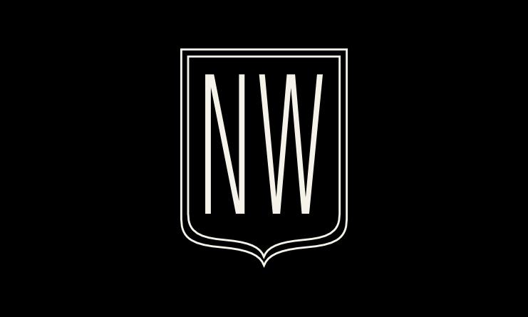 Logo mit den Buchstaben „NW“ in weißer Schrift auf schwarzem Hintergrund, umgeben von einem schlichten Schild.